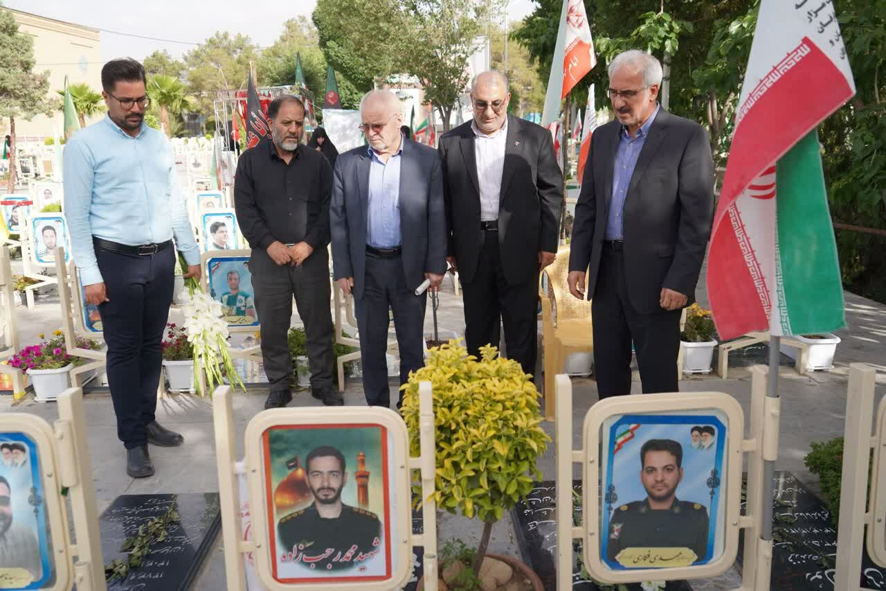 ادای احترام مشاوران عالی رئیس بنیاد شهید و امور ایثارگران به مقام شامخ شهدای اصفهان