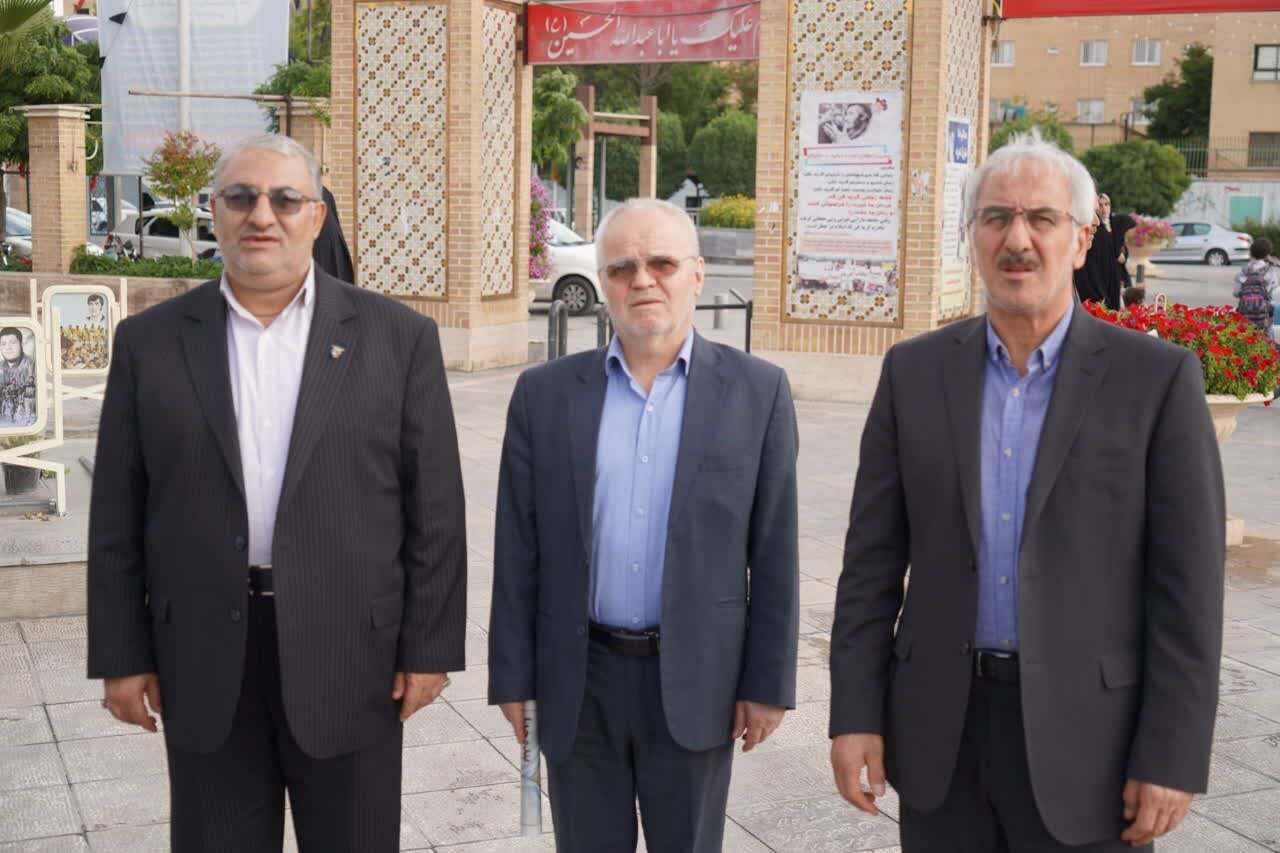 ادای احترام مشاوران عالی رئیس بنیاد شهید و امور ایثارگران به مقام شامخ شهدای اصفهان