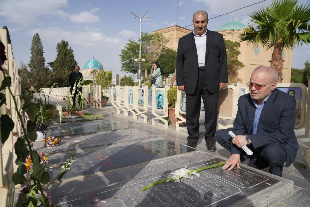 ادای احترام مشاوران عالی رئیس بنیاد شهید و امور ایثارگران به مقام شامخ شهدای اصفهان