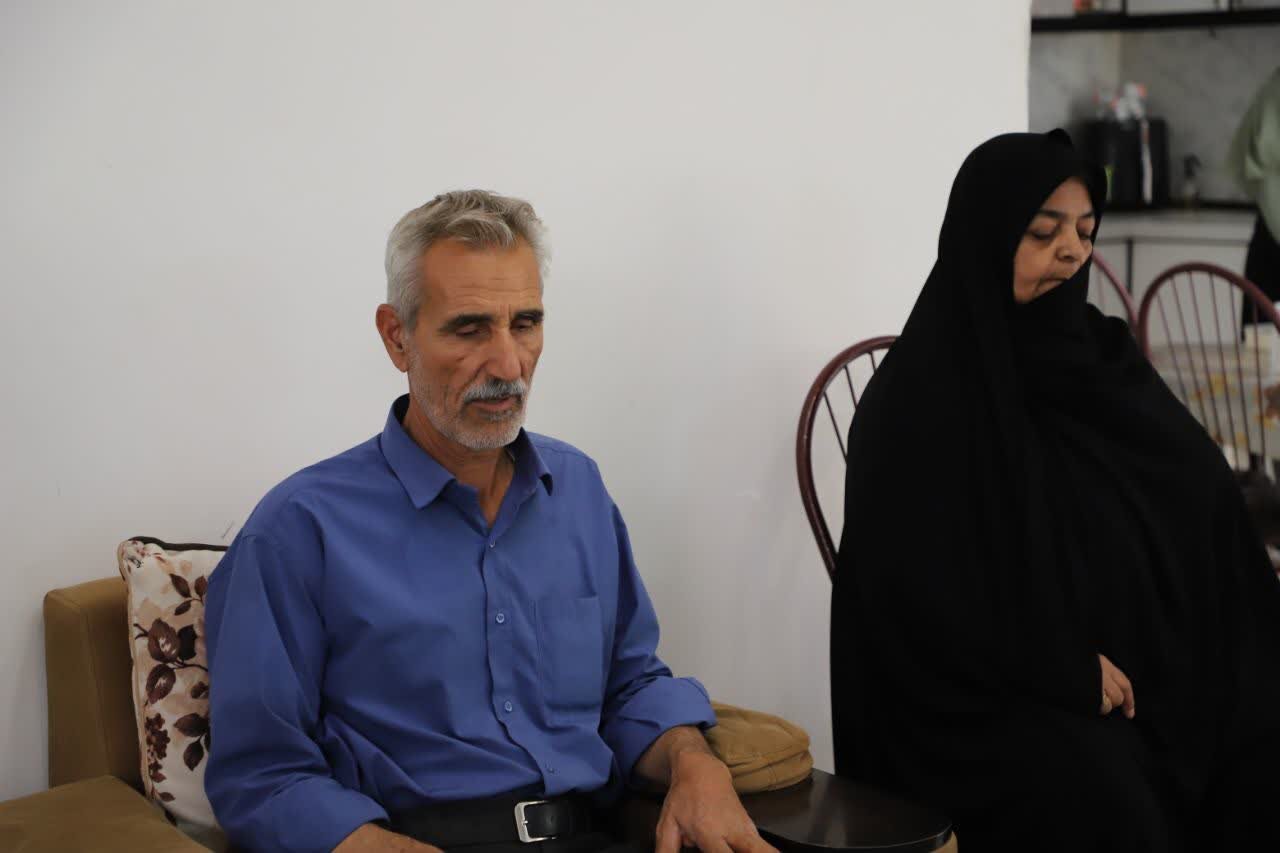 دیدار استاندار مرکزی با خانواده شهیده والامقام «ملیحه عطاءاللهی» از شهدای جنگ رمضان