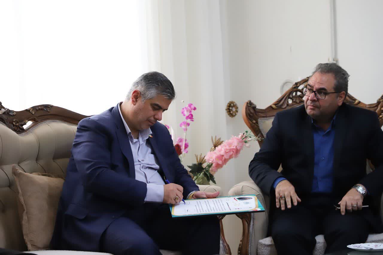 دیدار استاندار مرکزی با خانواده شهیده والامقام «ملیحه عطاءاللهی» از شهدای جنگ رمضان