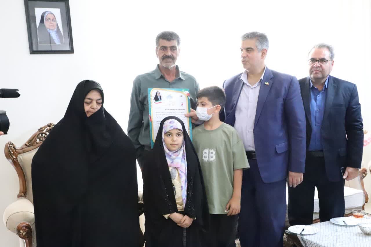 دیدار استاندار مرکزی با خانواده شهیده والامقام «ملیحه عطاءاللهی» از شهدای جنگ رمضان