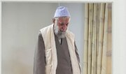 تصویری دیده نشده از رهبر شهید انقلاب در حال اقامه نماز در منزل
