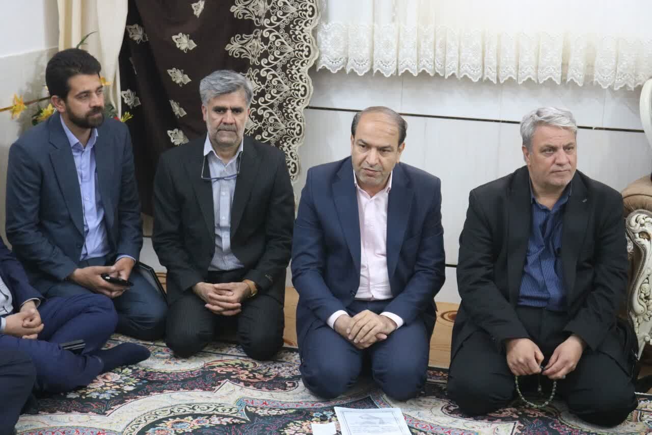 دیدار استاندار مرکزی با خانواده شهیدان شیخی و حیدری