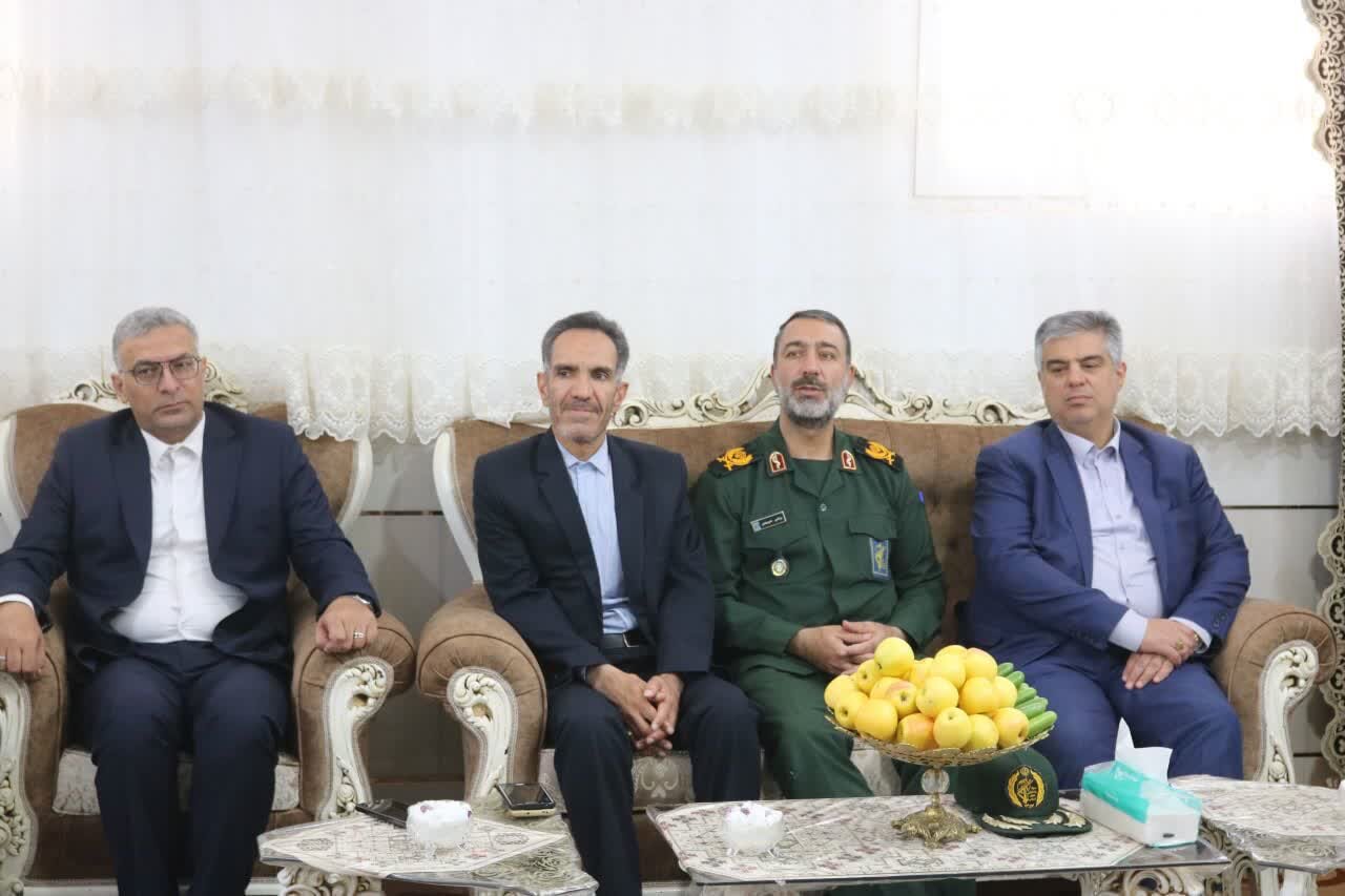 دیدار استاندار مرکزی با خانواده شهیدان شیخی و حیدری
