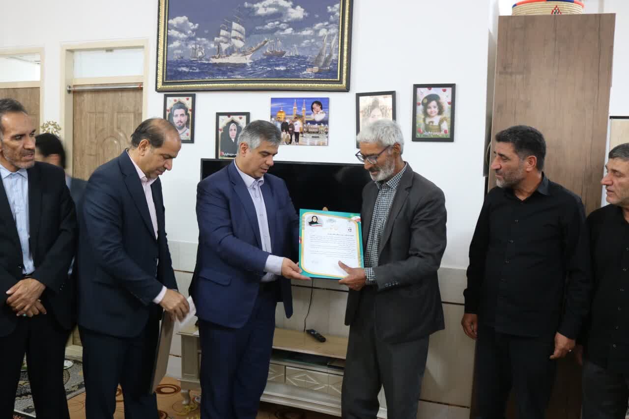 دیدار استاندار مرکزی با خانواده شهیدان شیخی و حیدری