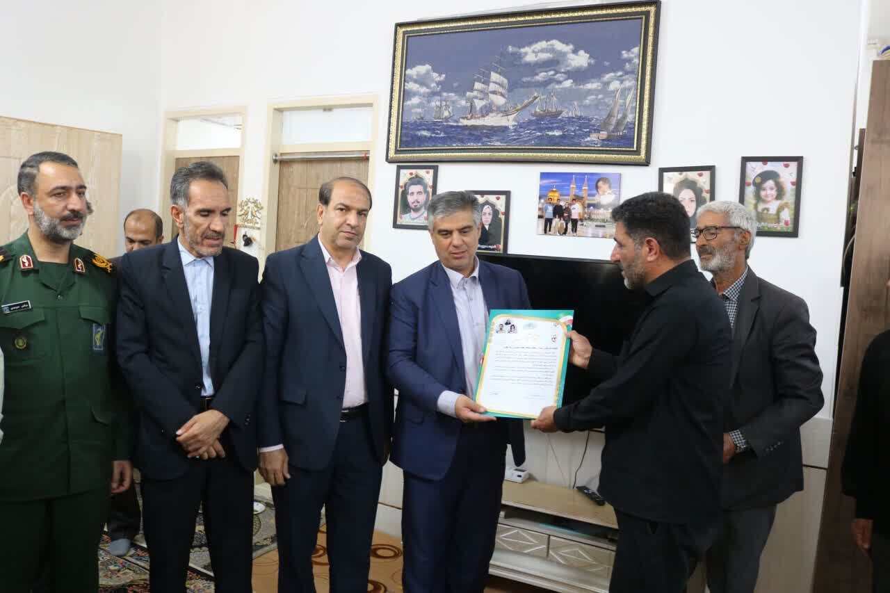 دیدار استاندار مرکزی با خانواده شهیدان شیخی و حیدری