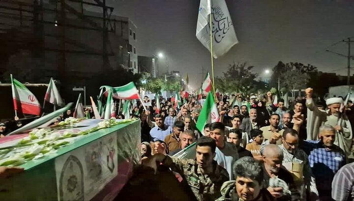 پیکر شهید امنیت در تجمع شبانه مشهدی‌ها تشییع شد