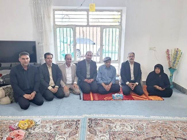 دیدار مسئولان ایلام با خانواده معظم شهیدان رحیمی و خنجری در ماژین