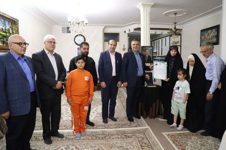 دیدار با خانواده شهیدان والامقام «حسین امیدواری»و «وحید هاشمی» از شهدای جنگ رمضان در اراک+عکس