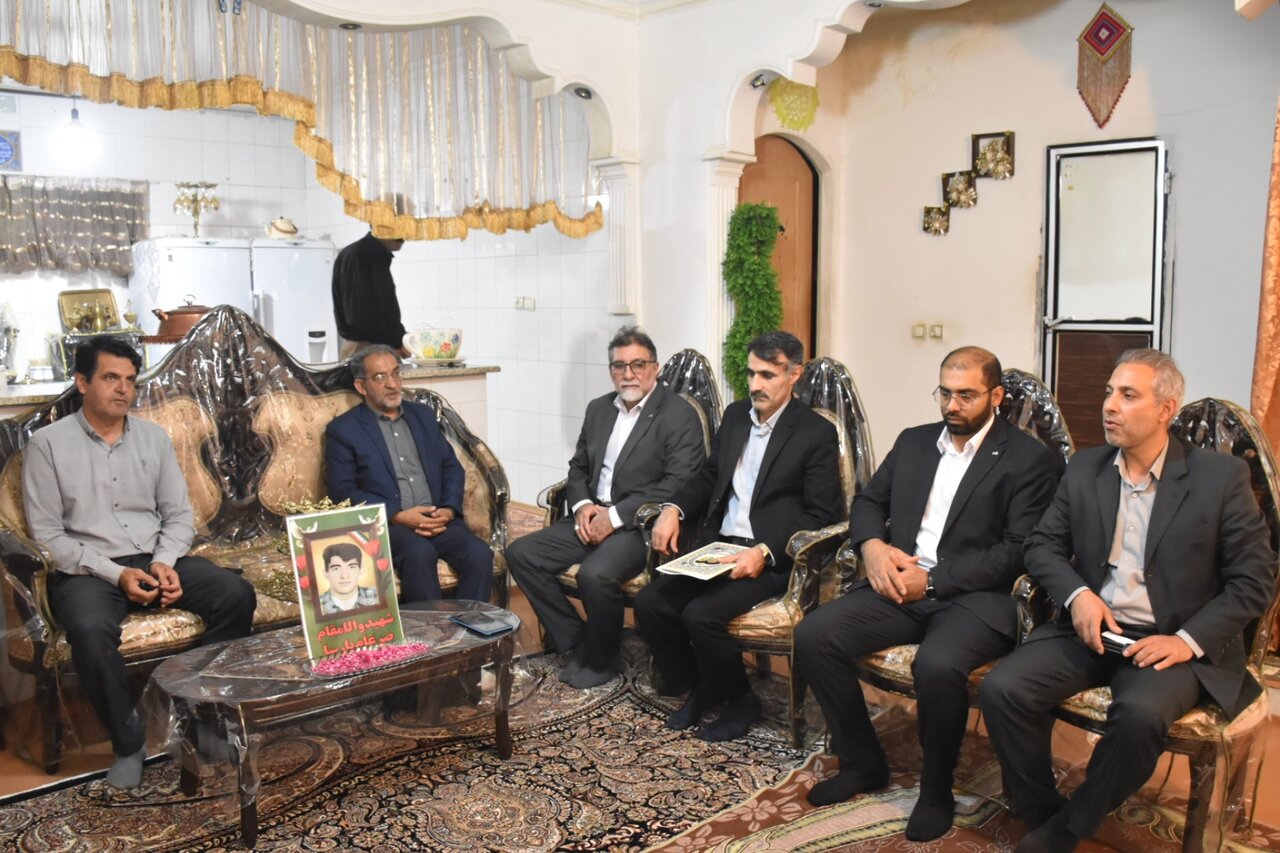 دیدار با خانواده جمعی از شهدای جنگ رمضان در شهرستان بروجرد