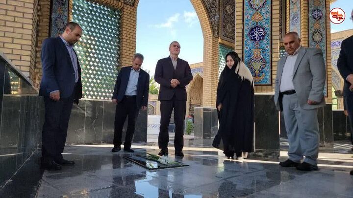 ادای احترام مسئولین بنیاد شهید به مقام شامخ شهدا در ورامین