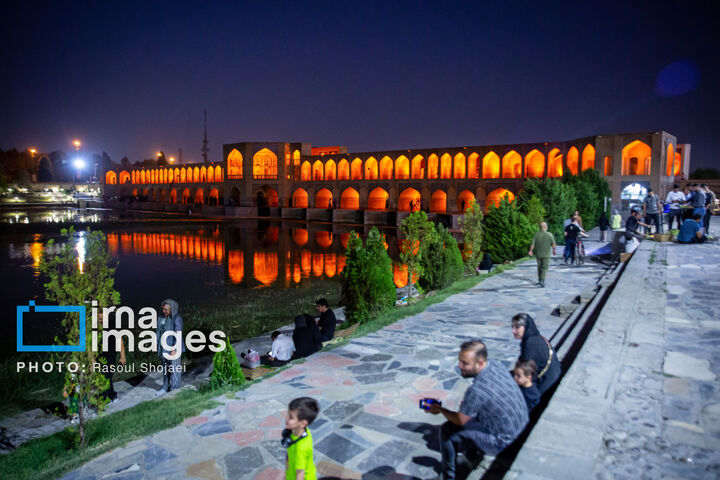جاری شدن آب در بستر زاینده رود
