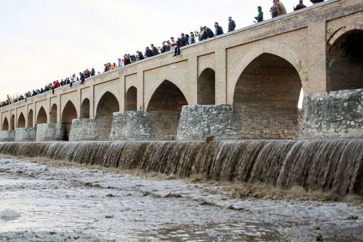 زاینده‌رود به اصفهان نزدیک شد
