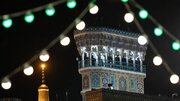 نقاره‌نوازی خادمان امام رضا(ع) در شب عید غدیر+ فیلم