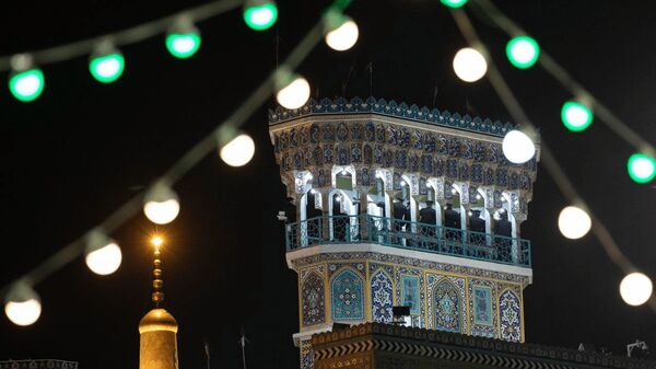 نقاره‌نوازی خادمان امام رضا(ع) در شب عید غدیر+ فیلم