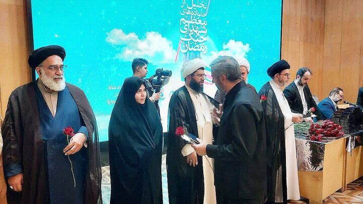 تجلیل از ۳۲۳ خانواده شهید جنگ رمضان در شهرستان‌های تهران