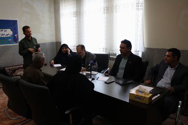 برگزاری میز خدمت خادمین شهدا در شهر بانه‌ور استان کرمانشاه