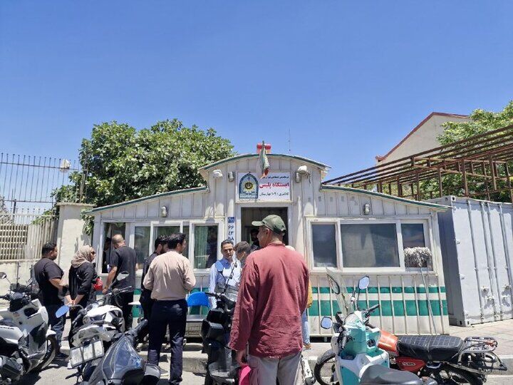 میز خدمت پلیس زیر آسمان شهر