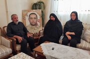 مادر شهید پویا آموسی: پسرم نیست، اما بوی عطرش هنوز می‌آید