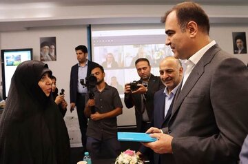 تقدیر از خانواده های شهدای صنعت بیمه در جنگ رمضان