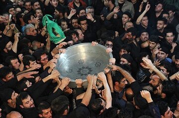 «الدخیل یا ابوالفضل»؛ روایتی از آیین کهن طشت‌گذاری در محرم