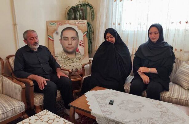 مادر شهید پویا آموسی: پسرم نیست، اما بوی عطرش هنوز می‌آید