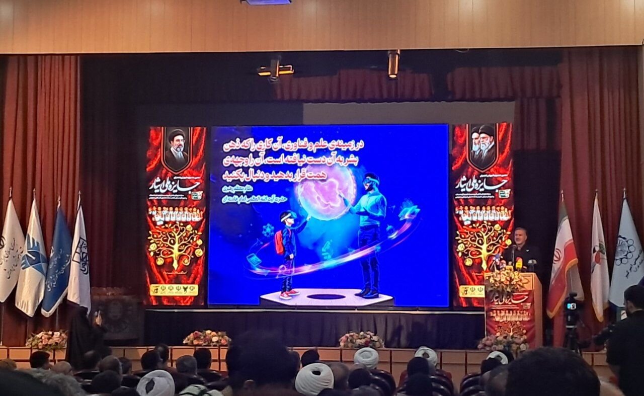 دهمین جشنواره جایزه ملی ایثار در دانشگاه صنعتی امیرکبیر برگزار شد
