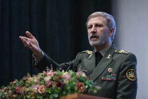 سرلشکر حاتمی: دشمن جرأت نزدیک شدن به سواحل ما را نیافت