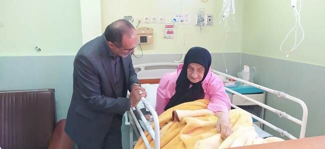 عیادت مدیرکل بنیاد مازندران از مادر سه شهید حجازی