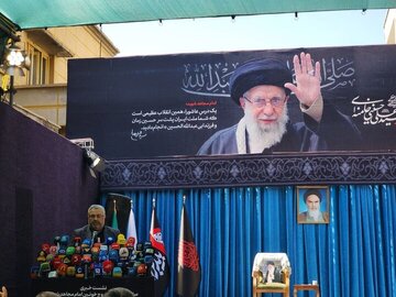 شعار مراسم تشییع رهبر شهید «باید برخاست» و نماد آن «مشت گره کرده» است