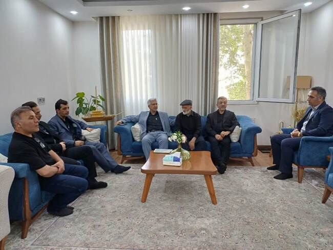 دیدار معاون بهداشت و درمان بنیاد شهید با خانواده شهیده «کبری امیری»