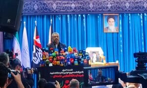 بدرقه آقای شهید ایران با شعار «باید برخاست»