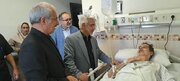 عیادت مسئولان بنیاد شهید از فرزند شهید رضا کیانی در بیمارستان مصطفی خمینی