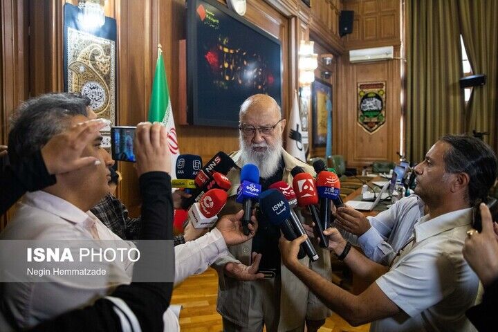 حضور زاکانی در شورا برای ارائه گزارش درباره تمهیدات شهرداری برای مراسم تشییع رهبر شهید