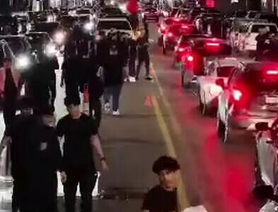 توزیع نذورات در میان خودروها در عزاداری شب عاشورا  در شهر دیترویت ایالت میشیگان آمریکا