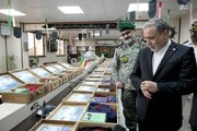 بازدید عراقچی از نمایشگاه شهدای ناو دنا و دیدار با دریادار ایرانی