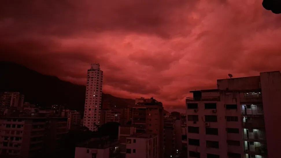 آسمان کاراکاس به رنگ قرمز درآمد