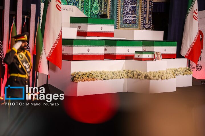 ادای احترام به رهبر شهید