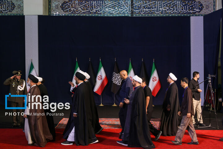ادای احترام به رهبر شهید