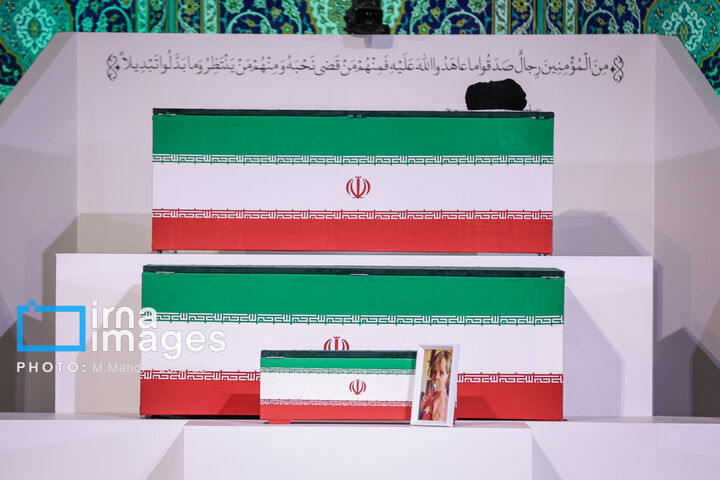 ادای احترام به رهبر شهید