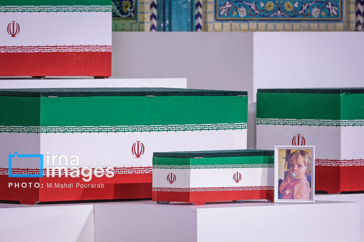 ادای احترام به رهبر شهید