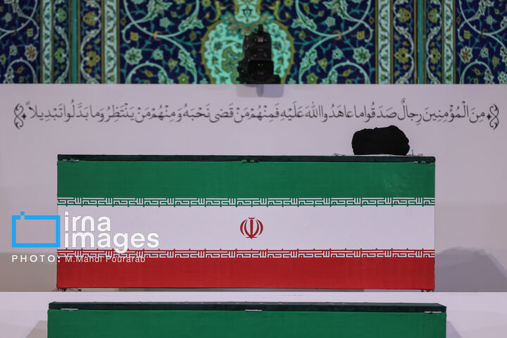 ادای احترام به رهبر شهید