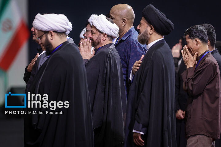 ادای احترام به رهبر شهید