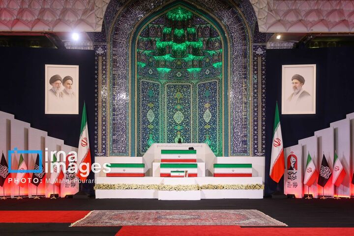 ادای احترام به رهبر شهید