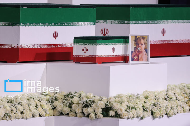 ادای احترام به رهبر شهید