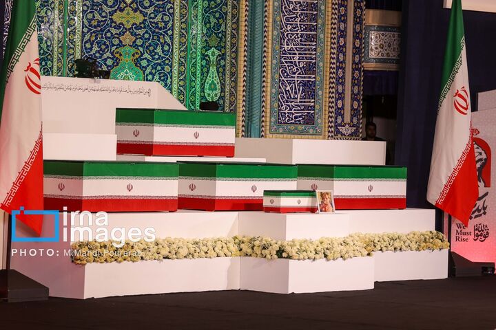 ادای احترام به رهبر شهید