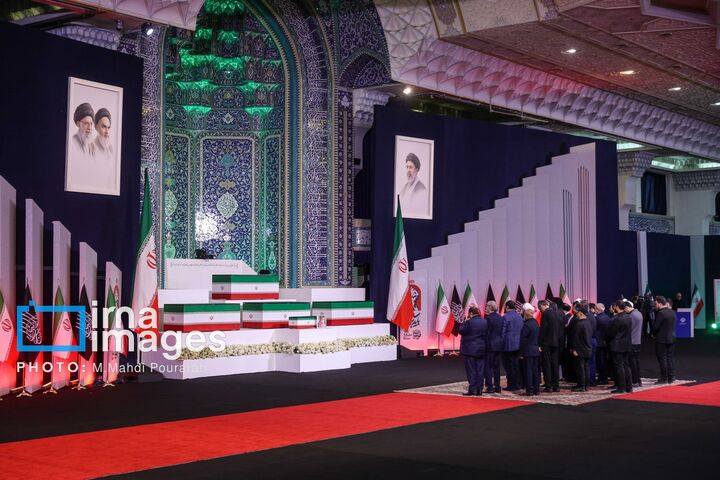ادای احترام به رهبر شهید
