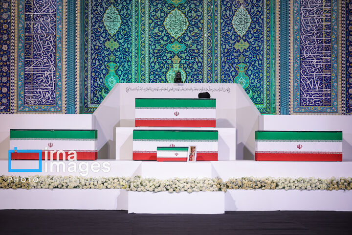 ادای احترام به رهبر شهید