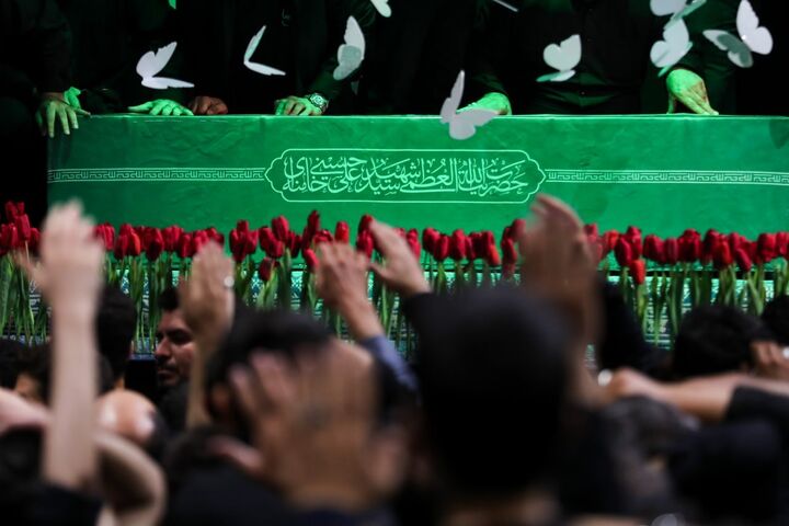 لحظه ورود پیکر رهبر شهید انقلاب به مراسم وداع در جوار حسینیه امام خمینی(ره)